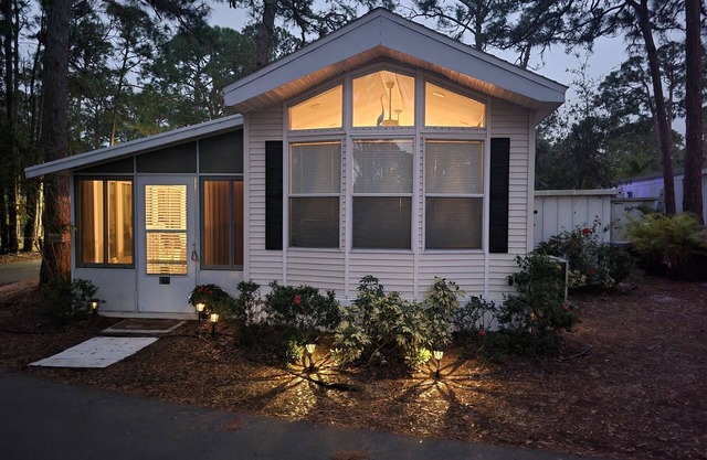 Tortoise View-Beautiful mobile home in Royal Coachman Resort, Nokomis Florida.