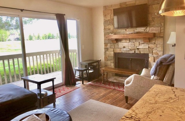 TOTAL RENOVATION - SKI CHALET 3BR/2BA SLEEPS 8 - GORG MTN VIEW, ON FREE BUS LINE