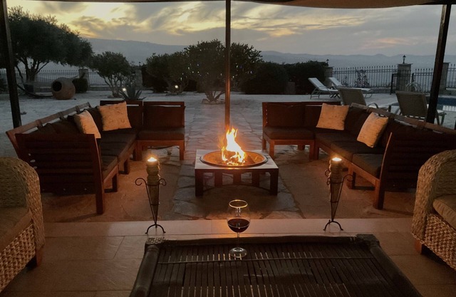 Totally private, views, big pool, outdoor cocktail bar, outdoor TV, BBQ