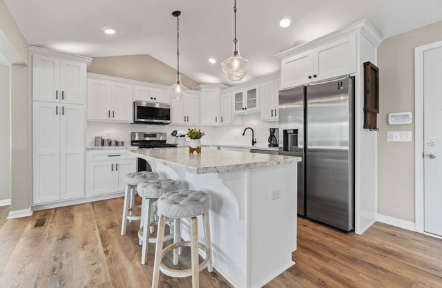 Totally Renovated! Luxury Lakehouse on Snow Lake