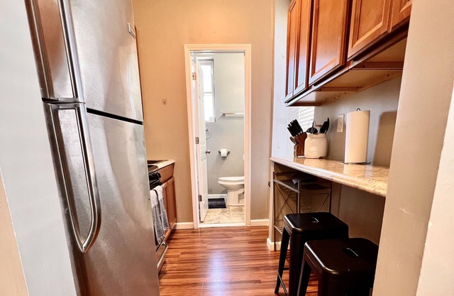 Tower Grove Pet Friendly 2nd Floor Studio - 4 Mi to Barnes & SLU- Shared Laundry