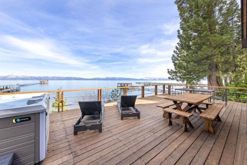 Towering Pines Lakefront - 3 BR w Hot Tub & Buoy
