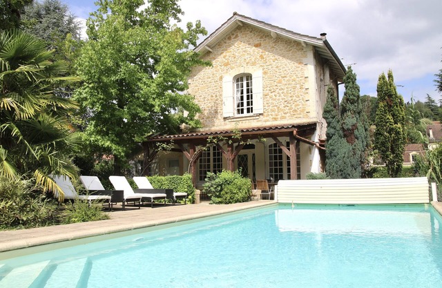 Town Centre 3 Bedroom House With Pool, Parking & Aircon, Two min Walk to Town