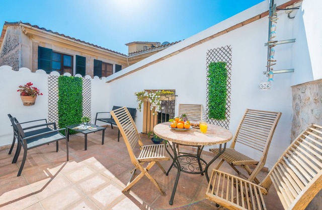 Town house with flair — Casa Sa Fusteria