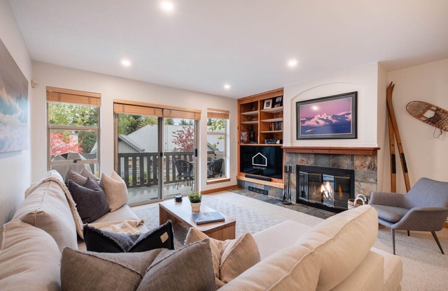 Townhome BBQ | Smart TV | Private Garage | Wifi