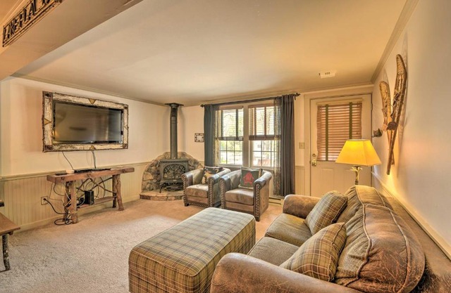 Townhome with Deck Walk to Mirror Lake and Main St!