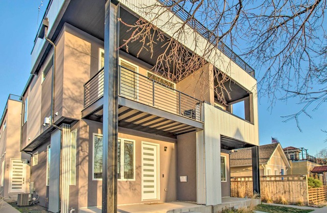 Townhome with Rooftop Deck: Mtn & City Views!