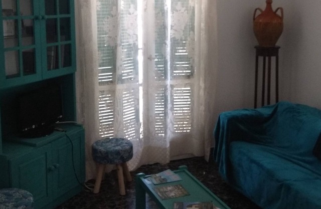 Townhouse 5 minutes from the beach and the town. Wrap around patio & lemon grove