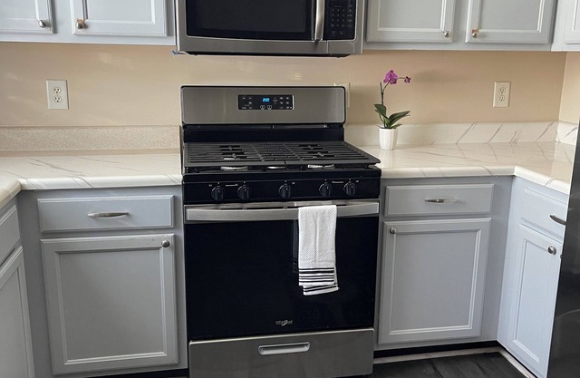 Townhouse in Central Atlanta - Cozy and Convenient, minutes from I-285 & I-85!