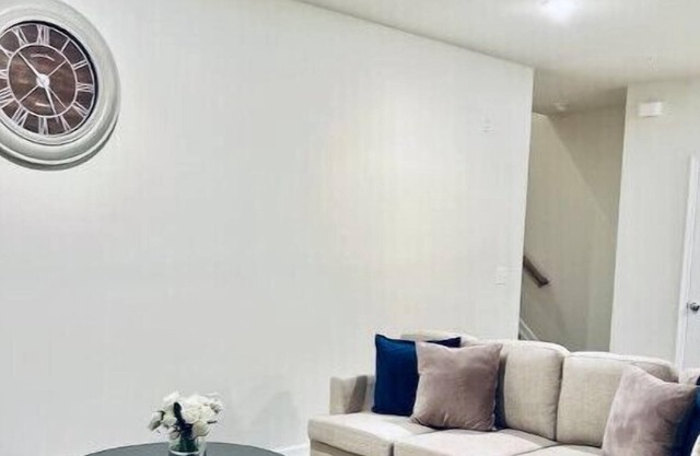 Townhouse in Wood-Ridge: