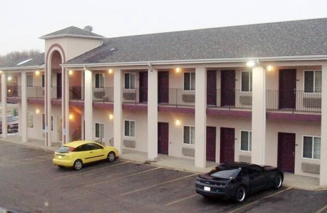Townhouse Inn & Suites