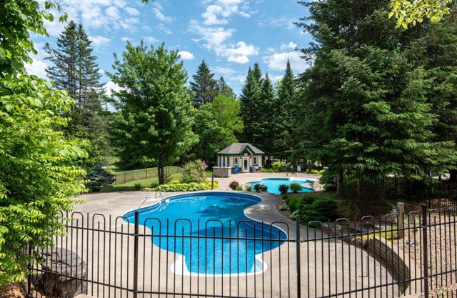 Townhouse on the Golf w/Pool Access -Aiglon 1717