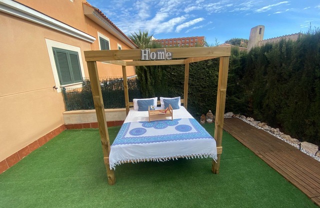 Townhouse with communal pool and jacuzzi, located a few meters from the beach.