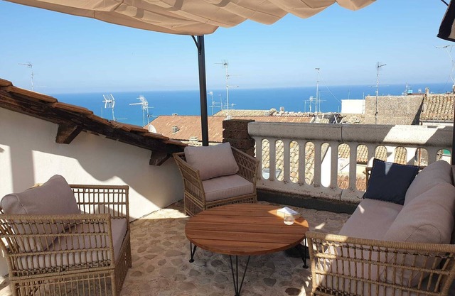 Townhouse with roof terrace and sea view in lovely beachtown