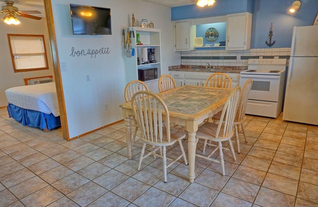 Townhouses 1 & 6 (Sleeps 1-10) - Offer a Full Size Kitchen/Sitting Area, 2 Full size bathrooms with tub/shower units, 2 Queen beds, 1 twin bed, 2 Full Beds, 1 Futon.