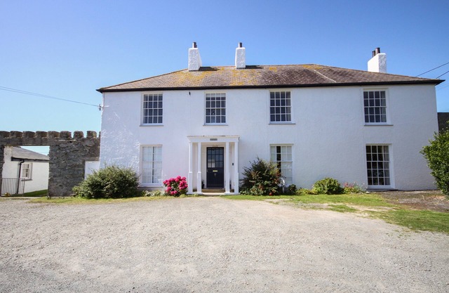TOWYN LODGE, family friendly, with a garden in Trearddur Bay