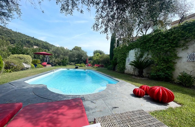 Très Beau mas Avec Piscine Chauffée et Jacuzzi Dans Larrière Pays Niçois