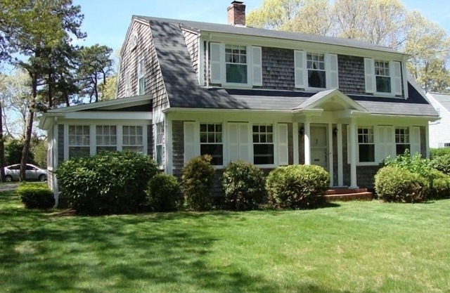 Traditional 4BD Cape on Wianno Golf Course. Walk to Village/Marina w/Beach Pass.