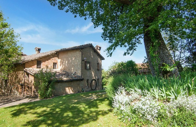 Traditional holiday home in Urbino with terrace