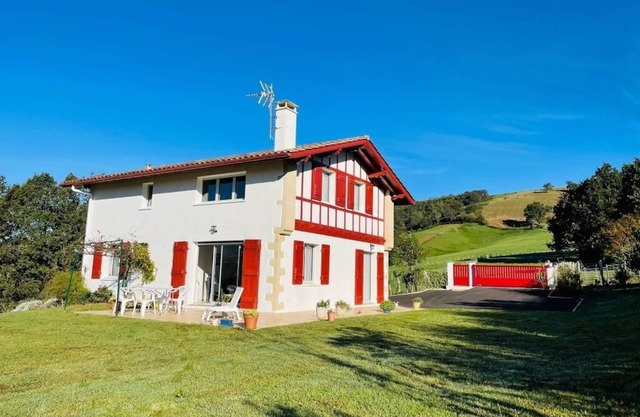 Traditional house on 1500 m2 between Ocean and Mountains (classified village)