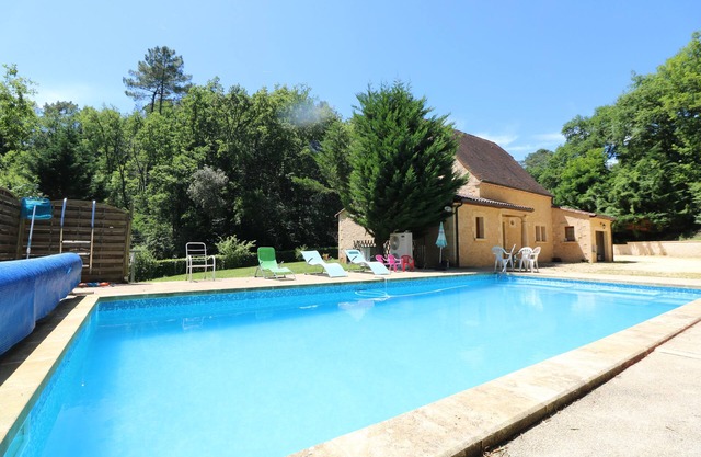 Traditional stone cottage wih enclosed garden and private heated pool at Beynac