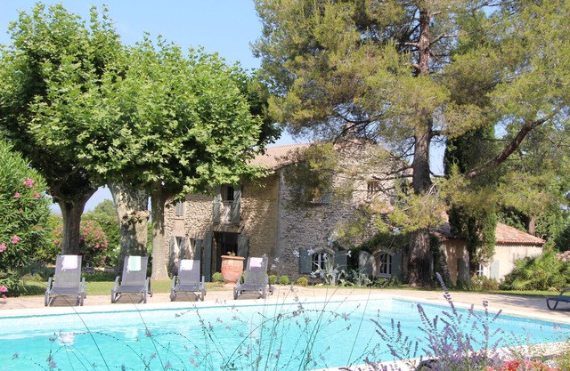 Traditional stone farmhouse sheltered by plane trees, charm, quiet, swimming pool