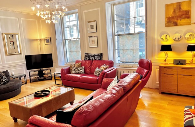 Trafalgar Square flat (Central London)