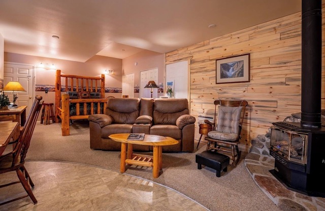 Trail's End- couples retreat close to downtown