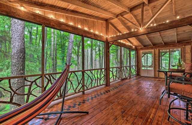 Trails & Creek On-Site: Tranquil Greentown Cabin