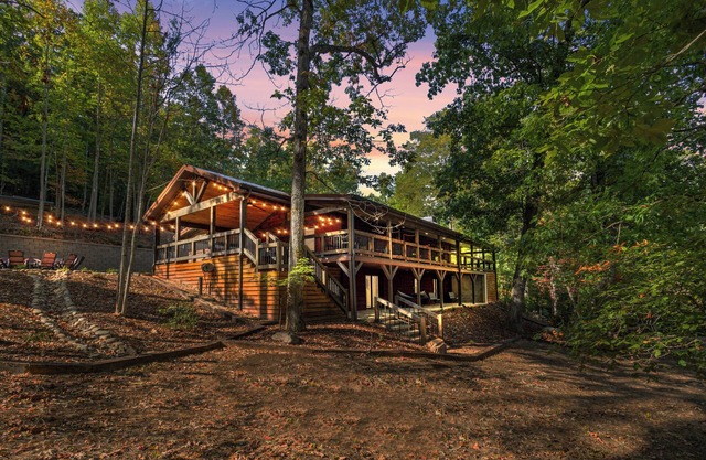 Trails End Lodge Spacious 5-bedroom cabin in tranquil Morganton with AC, WiFi