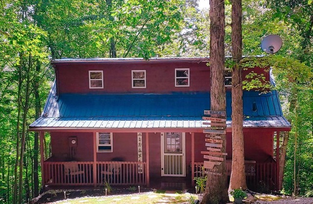 Trailseeker Cabin w King Bed Hot Tub at Red River Gorge Natural Bridge