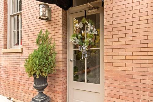 Train Depot - 2 Bed, 1 & Half Bath, Heart of Downtown, Washer & Dryer