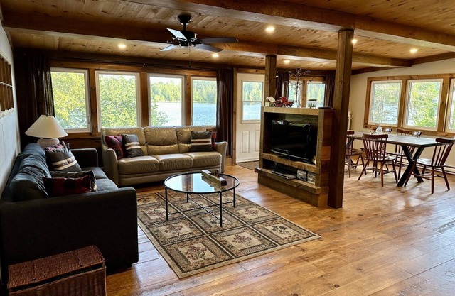 Tralina Lakefront Cottage: Private Beach, Incredible views, 5 min to Store/SAQ