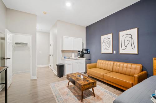 Tranquil 1 BR Studio in Grand Bay - Oak & Fountain
