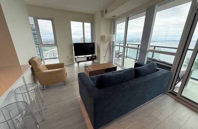 Tranquil 2-bedroom condo with AC in vibrant Toronto