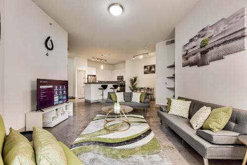 Tranquil 2BR I Pool I Gym I Parking I Workspace