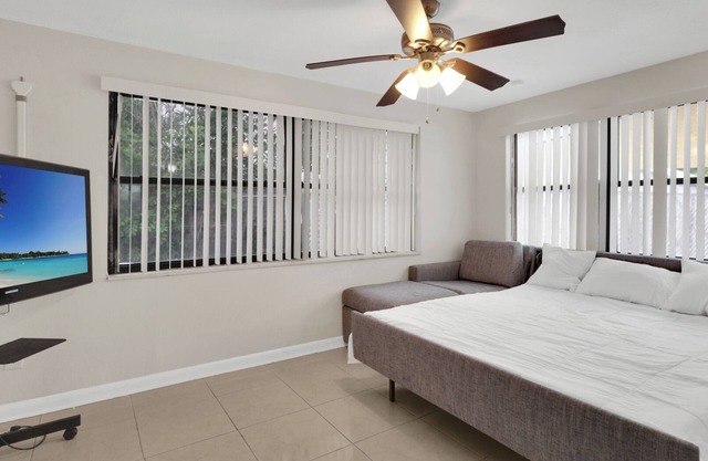 Tranquil 4-bedroom house near beaches