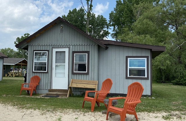 Tranquil Cabin Retreat: Stunning Lake Views and Abundant Recreation
