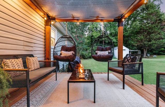Tranquil & Cozy ~ Queen Beds, Porch, Backyard, BBQ