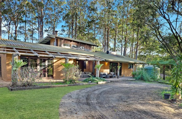 Tranquil Downs , Completely unique - 5 bedroom wood and mudbrick family home with roaring fireplace
