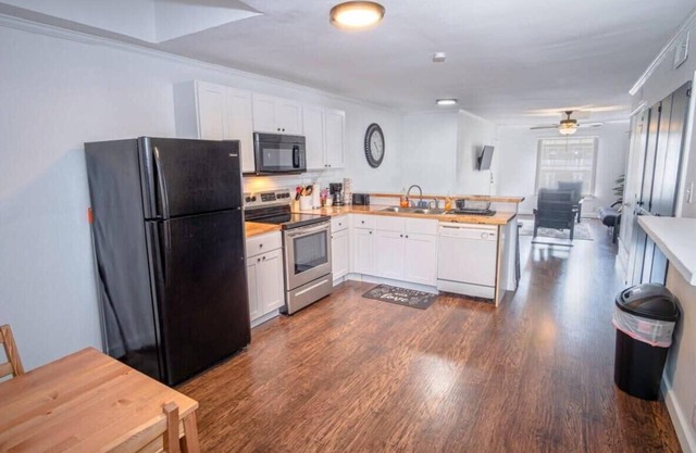Tranquil Getaway 3BR/2BA Near Downtown