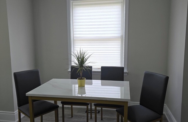 Tranquil Haven Queen Room by the Lakeshore, Shopping, Highway and Transportation