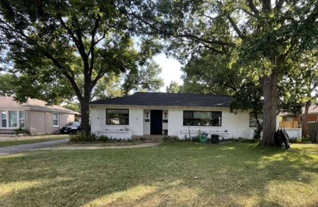 Tranquil home, .3 acres,15 min to downtown w/2 separate offices + Dog friendly!