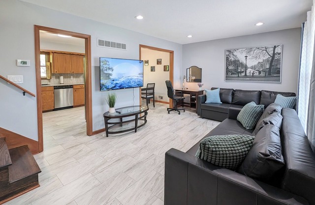 Tranquil KC Retreat - great location - spacious & modern