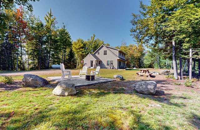 Tranquil Lakefront Retreat with Breathtaking Views and Cozy Firepit