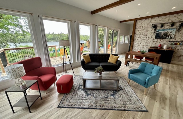 Tranquil Lakeside Home w/hot tub & sauna - 20 mins from city of Halifax!