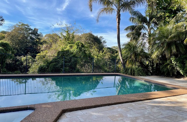 Tranquil, leafy renovated 2 bedroom with pool and oceanviews