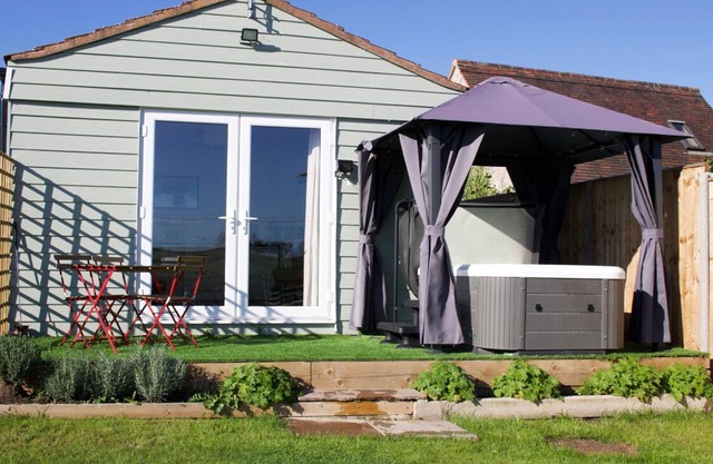 Tranquil Location with Exclusive HOT TUB - 1 bedroom