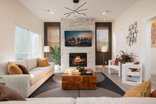 Tranquil Luxury in Central Houston w Rooftop & Balcony
