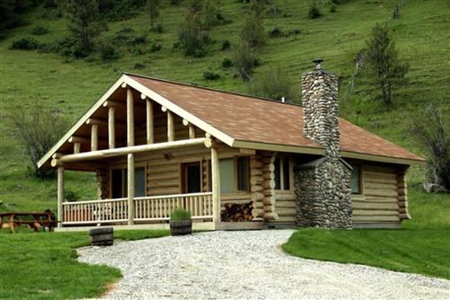 Tranquil Mountain Glamping Retreat: Stunning Log Cabin with a Hot Tub in Darby, MT
